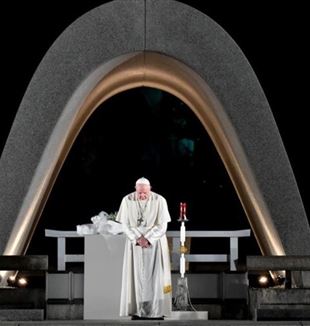 O Papa Francisco em oração em Hiroshima