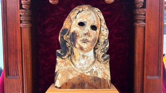 A cabeça da estátua de Nossa Senhora da catedral de Urakami