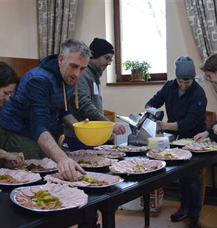 Voluntários preparam o almoço para o Dia com os Pobres em Bucareste