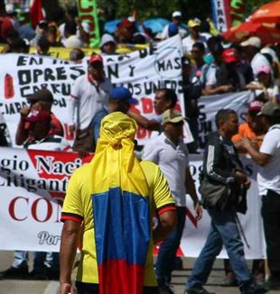 Manifestantes durante a greve de 21 de novembro em Bogotá