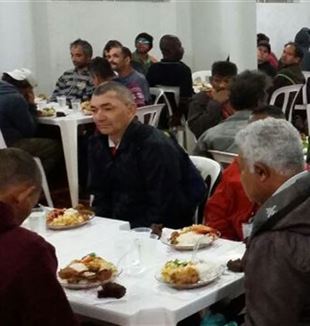 Jantar na paróquia Bom Jesus dos Passos, em São Paulo