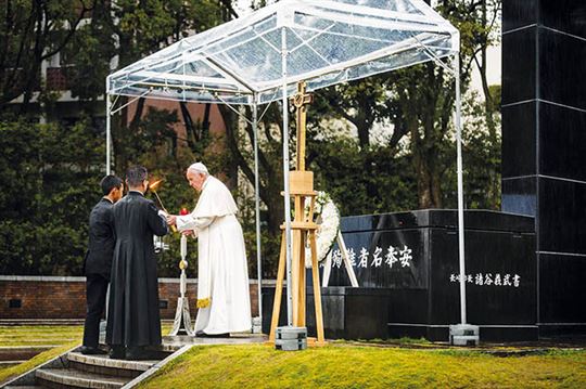O Papa visita o Hypocenter Park de Nagasaki, onde explodiu a bomba atômica.