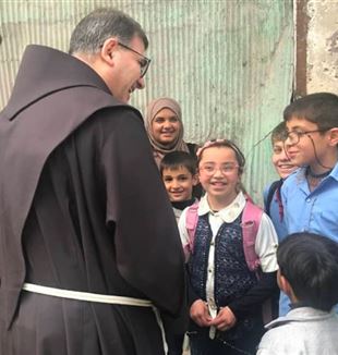 Padre Firas Lutfi com as crianças de Alepo