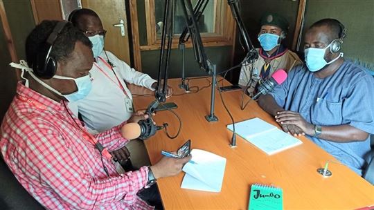 Aulas via rádio no campo de refugiados de Dadaab