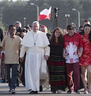 Papa Francisco com alguns jovens na Polônia em 2016