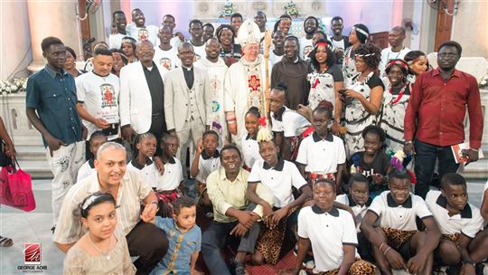 Com um grupo de fiéis sudaneses