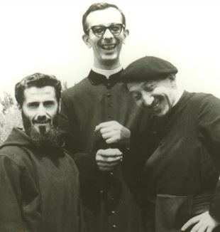 Pe. Francesco (no meio) com Pe. Emmanuel Braghini e Dom Giussani em 1963 (©Fraternità CL)