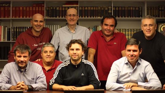 Pepe (de pé com a camisa listrada) junto com os outros Memores Domini com quem mora em Madri.