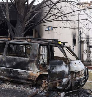 Um veículo queimado na frente da residência do presidente cazaque (Foto: Valery Sharifulin//Sipa USA/Mondadori Portfolio)