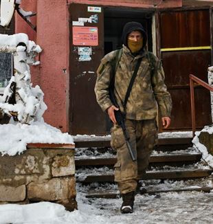 Um soldado ucraniano na fronteira com a República Popular de Donetsk de separatistas pró-Rússia (Foto Andriy Andriyenko/SIPA-USA/Mondadori Portfolio)