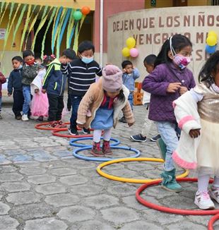 As crianças do centro Ojos de Cielo em Quito (Foto Avsi)