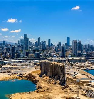 O porto de Beirute destruído pela explosão de agosto de 2020 (Foto Ali Chehade / Shutterstock)