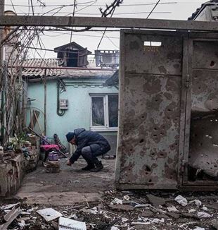 Casa bombardeada em Mariupol, 9 de março de 2022 (Foto: Ansa)