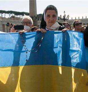 Fiéis ucranianos na praça São Pedro (Foto: Catholic Press Photo)