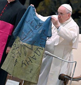 O Papa mostra a bandeira ucraniana vinda de Bucha (©Ettore Ferrari/Ansa)