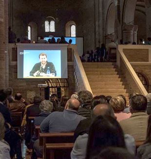 Um vídeo de Enzo Piccinini projetado na Abadia de Nonantola (foto: Maria Beatrice Cattini)