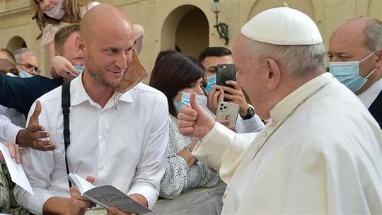 David Macek entrega ao Papa Francisco ''Educação. Comunicação de si''