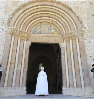 Papa Francisco abre a Porta Santa da Basílica de Collemaggio em L'Aquila (©Vatican Media/Catholic Press Photo)