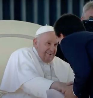 O Papa Francisco cumprimentando Davide Prosperi
