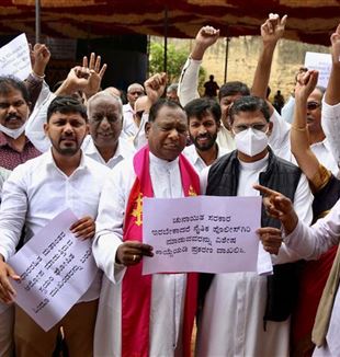 Manifestação contra os ataques às igrejas em Bangalore (Foto: Ansa)