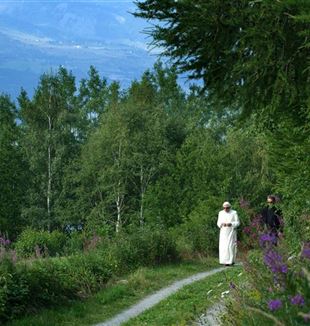 Bento XVI durante umas férias nos Alpes (©Eric Vandeville/akg-images/Mondadori Portfolio)