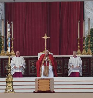 Papa Francisco durante o funeral de Bento XVI (©Ansa/Massimo Percossi)