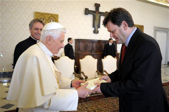 Peter Seewald entrega o seu livro-entrevista a Bento XVI em Novembro de 2010 (Catholic Press Photo)
