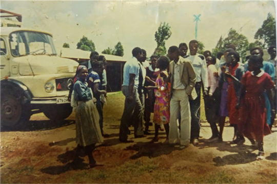 Cyprian (indicado por um ''x'' azul) em seu «primeiro dia com os amigos de Comunhão e Libertação em Lagata, perto de Nairóbi»