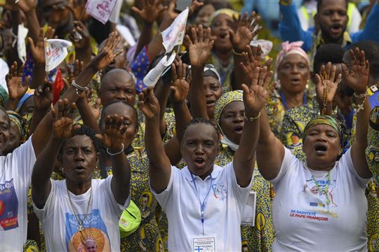 Fiéis congoleses na Missa do Papa Francisco em Kinshasa (Foto Vatican Media/Catholic Press Photo)