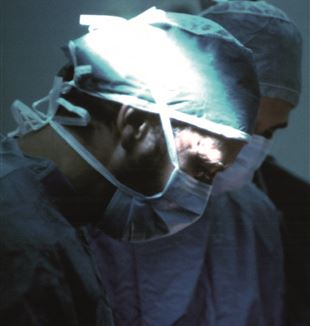 Enzo Piccinini na sala de cirurgia