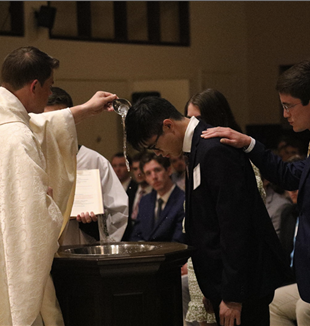 Padre Brenson batiza Alvin durante a noite de Páscoa