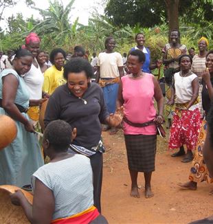 Rose Busingye com as mulheres do Meeting Point de Kampala, Uganda (Foto: Paolo Perego)