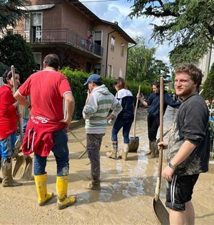 Voluntários trabalhando na lama em Castel Bolognese (Foto: Pasini)