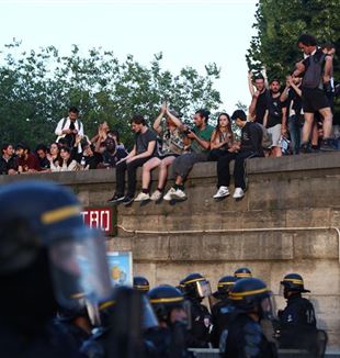 Jovens durante os protestos em Paris (Foto: Ansa)