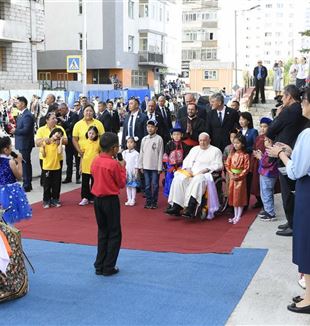 O Papa Francisco em sua chegada à Mongólia (Foto: Catholic Press Photo)