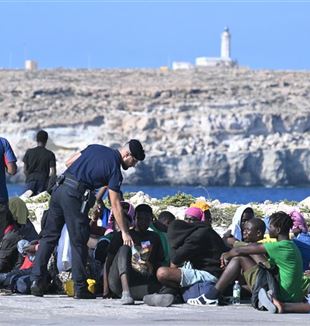 Imigrantes à espera de transferência em Lampedusa (Foto: Ansa)