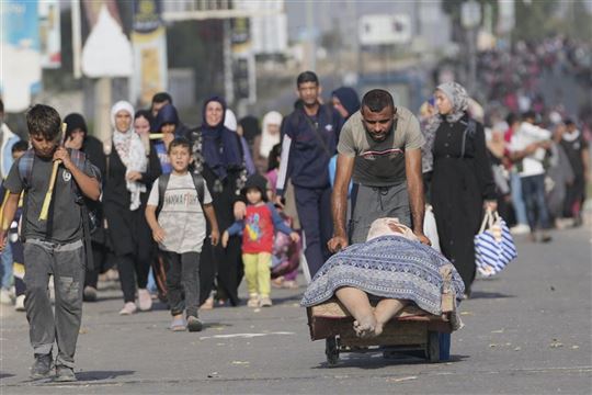 Gaza, 8 de novembro 2023. Palestinos em fuga da Faixa de Gaza (Foto: Hatem Moussa/AP/LaPresse)