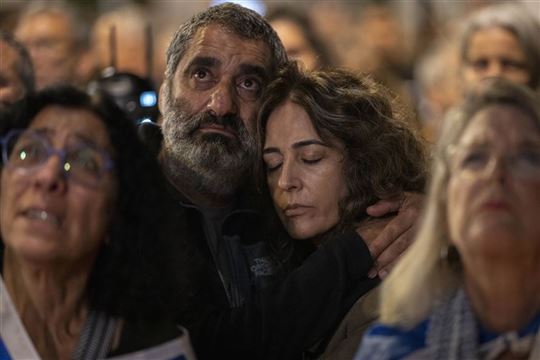 Jerusalém, 7 de novembro de 2023. Israelenses aguardam notícias sobre os reféns do Hamas (Foto: Bernat Armangue/AP/LaPresse)