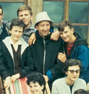 Dom Giussani nas férias de GS em 1961 em Passo di Costalunga (Arquivo da Fraternidade de CL)