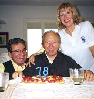 Carras e a mulher Jone com Dom Giussani no seu 78° aniversário (Foto: Arquivo da Fraternidade de CL)