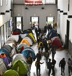 As barracas do protesto no interior da Universidade Estatal de Milão (ANSA/Valeria Ferraro/SOPA Images via ZUMA Press Wire)