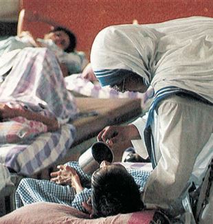 As Irmãs Missionárias da Caridade de Madre Teresa de Calcutá enquanto assistem um doente num hospital de campo (Ansa-Sfor)