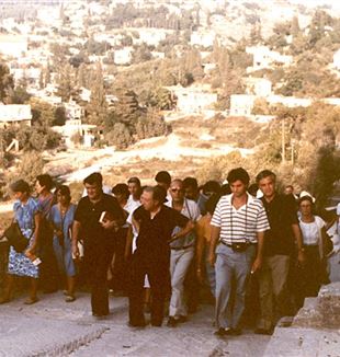Dom Giussani durante a peregrinação na Terra Santa em 1986 (Foto: Fraternidade de CL)
