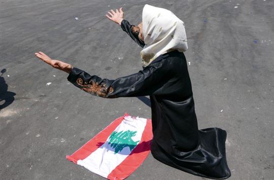Uma mulher libanesa com a bandeira do seu país (Foto: Elisa Gestri)
