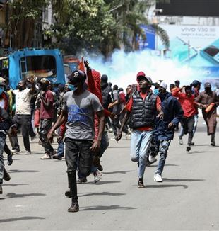 As manifestações anti-governo dos jovens no Quênia (Foto: Ansa/Epa/Daniel Iringu)