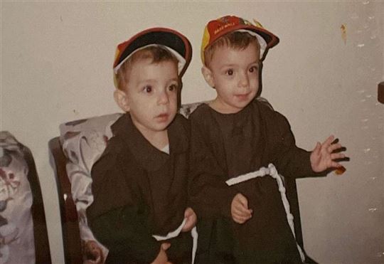 Os dois irmãos Johnny e George Jallouf vestidos de frades quando crianças