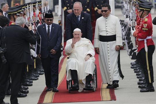 A chegada do Papa Francisco em Jacarta, Indonésia (Foto: Ansa/Epa/Bagus Indahono)