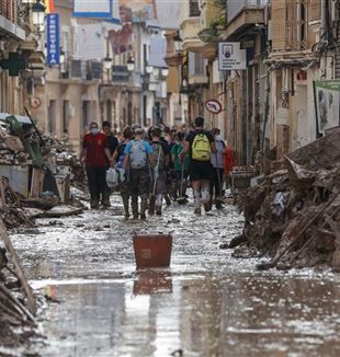 Uma rua devastada em Valência (Foto: ANSA/EPA/Emanuel Bruque)