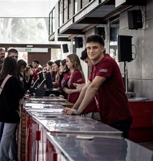 Voluntários trabalhando no restaurante (Foto: EncuentroMadrid)